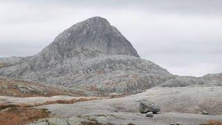 Hiking through Lomsdal-Visten from one lake to another