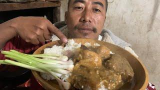 EATING DELICIOUS SMOKE PORK WITH AXONE YAM AND LOCAL GARLIC || VINO NAGA VLOG