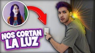 BROMA A MI HERMANA ¡NOS CORTAN LA LUZ EN LA CASA! 