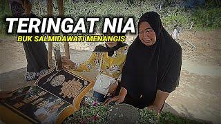 Buk Salmidawati Teringat Nia Kurnia Sari Dan Langsung Memanjatkan Do'a Di Makam