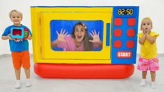 Alice and Mom pretend play with toy microwave