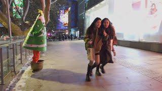【237】Funny Christmas tree prank in China.