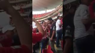 Aficionado de chivas consuela a aficionado del atlas tras ser eliminado #respect