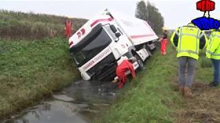 Bestuurder in slaap op A15  vrachtwagen in sloot