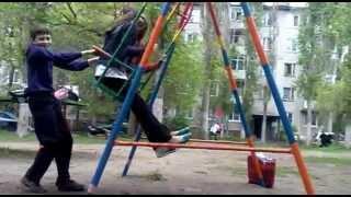 Экстрим под качелями