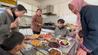 大年三十清香准备一桌年夜饭，全家围坐一起，开开心心过大年