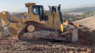 Caterpillar D9T Bulldozer In Action!!