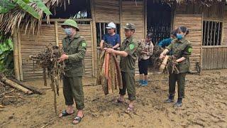After the flash flood, Tu Ngoc was given gifts and help by the local police... Ly Tu Ngoc