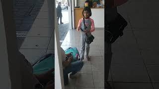 que bonito canta esta niña junto a su mamá en los restaurantes de Toluca  - la calandria