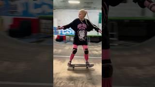 Блондинка на трене по скейтборду, Кристина. Rock to fakie, tail stall. Индеец Илюха #скейт #блонд