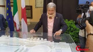 Il sindaco di Genova Marco Bucci davanti al plastico presenta il waterfront della città