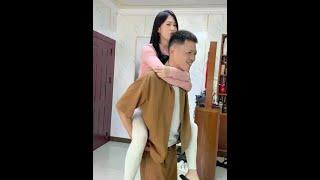 都多大了，还像个孩子一样让爸爸背着 #亲子日常 #父女日常 #搞笑