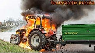 Traktor gerät während der Fahrt in Brand