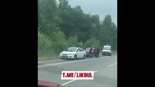 Поворот на Губино . У женщины похоже белая горячка, сидела на дороге прямо посередине и плакала
