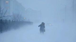 Wahnsinniger Schneesturm und starke Winde treffen Russland - Moskau