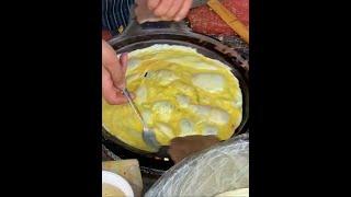 山西运城吃新绛鸡蛋饼，5元一张，金灿灿的看着松软，很好吃 #巧乐兹哈利波特联名上新  @巧乐兹 喜欢你没道理#街边小吃 #路边摊美味 #运城美食 #抖音美食