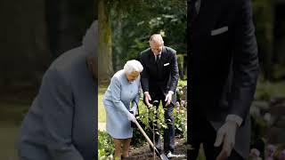 Queen Elizabeth and prince Philip planting a tree in a common wealth #shorts #queenelizabeth #royal