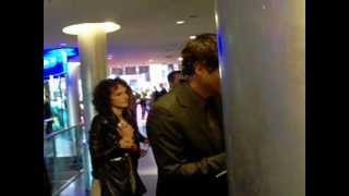 Len Wiseman schreibt Autogramme -Total Recall Berlin 2012 Premiere