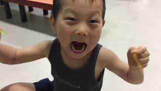 지호서호의 잔인한 꿈틀이 살육 현장 Cruel slaughter scene of brothers (worm jelly)