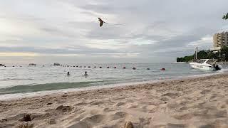 Тайланд Паттайя едем на пляж Cozy Beach на скутере с Лехой. Показываю пляж. Октябрь 2022