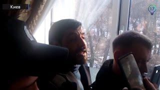 Перепалка нардепов-"укроповцев" с неизвестным в коридоре суда
