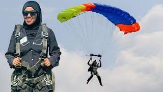 Gabar Soomaaliyeed oo cirka iska soo tuurtay " Skydive"