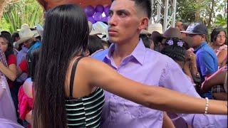 Valla ahí está el joven Javier con la muchacha pantalón negro bailando qué bonito bailan