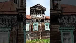 Заброшенная деревня в Ярославской области. Старинный дом с резьбой