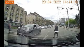 Pe contrasens, pe trecerea de pietoni, un Mercedes ignoră toate regulile