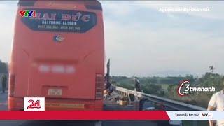 Xe khách va chạm xe đầu kéo trên cao tốc, 11 người thương vong | VTV24