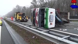 Vrachtwagen door middenberm A12 Ede