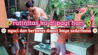 kegiatan ibu rumah tangga sederhana di pagi hari//nyuci/berberes dapur