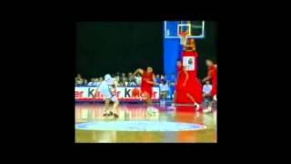 Juan Carlos Navarro dunks with two hands.wmv