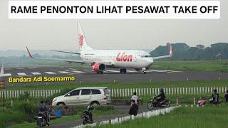 Pesawat Lion & Batik Take Off Di Pinggir Jalan Raya Bandara Adi Soemarmo Solo Sore Hari