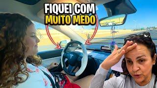 O CARRO DA MINHA FILHA DIRIGE SOZINHO  ELA NAO USA AS MAOS QUASE MORRI DE MEDO 