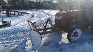 Розпочато розчищення двору і прилеглої території від снігу саморобною лопатою.Шіфенг 244.