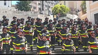 inno vigili del fuoco cantato a piazza di spagna, roma 1 giugno 2022 il pompiere paura non ne ha