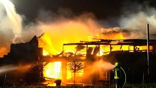 Mehrfamilienhaus brennt in der Silvesternacht - fünf Verletzte in Reesdorf