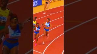 WOW! Watch  Gabby Thomas ate up the curve#teamusa #4x100m #relay #budapest23