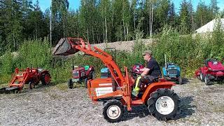 Kubota B1400DT 4WD pikkutraktori, etukuormaajalla.