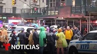 Una intensa lluvia y una manifestación no empañaron el desfile anual de Macy's | Noticias Telemundo