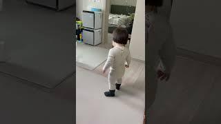 몇 바퀴돌고 멈추더니 어? 하고 왜 어지럽지? 하는 듯  #baby #babyshorts #shortvideo #아기 #shorts #치명적인내복핏