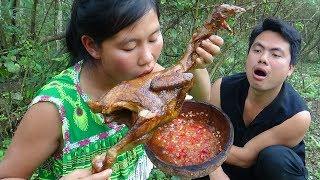 Primitive technology - Survival skills finding food and cooking chicken - Eating delicious