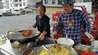 今天和九哥旅游到达了三省交界边城茶峒景区，晚上做几个菜喝点小酒、