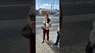 Antúnia na parada ônibus