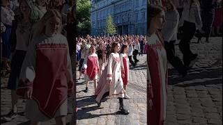 МОДЕЛІ У ВИШИВАНКАХ.