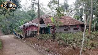 Rumah sederhana terpencil,di jalan sepi dekat kuburan,