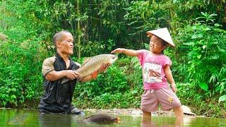 Dwarf family traps giant fish with an iron chain trap - Treating diseases with medicine from leaves