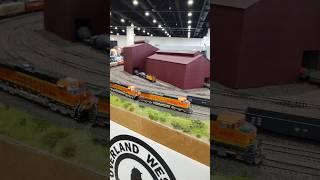 HO BNSF freight train runs past steel mill and engine shops! #modeltrains  #hoscale #hobby #shorts