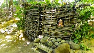 Bushcraft Shelter Start to Finish - Cozy Overnight In The Forest